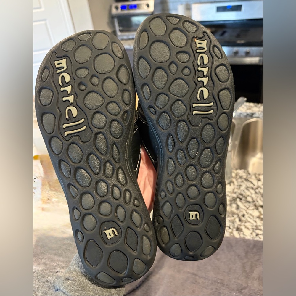 Merrell Women's Black Leather Flip Flops - Picture 2 of 3